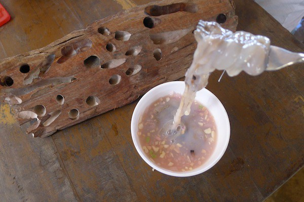 Những con sâu gỗ nhầy nhùa chỉ được rắc chút hạt tiêu rồi ăn sống.