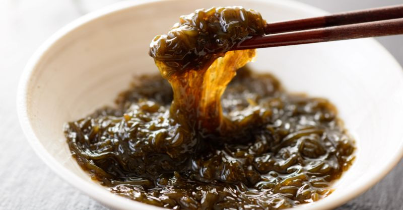 Món rong biển Mozuku có ở Nhật Bản. Mặt ngoài nó rất trơn nhớt, lớp này giúp bảo vệ rong khỏi các vi khuẩn xâm hại và không bị khô héo.