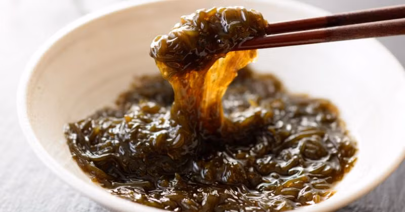 Món rong biển Mozuku có ở Nhật Bản. Mặt ngoài nó rất trơn nhớt, lớp này giúp bảo vệ rong khỏi các vi khuẩn xâm hại và không bị khô héo.