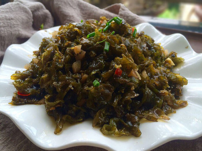 Vì vậy món tảo địa bì tuy thanh mát nhưng vẫn khiến nhiều người e ngại về hình dáng, độ nhớp nháp và cả nguồn gốc của chúng.