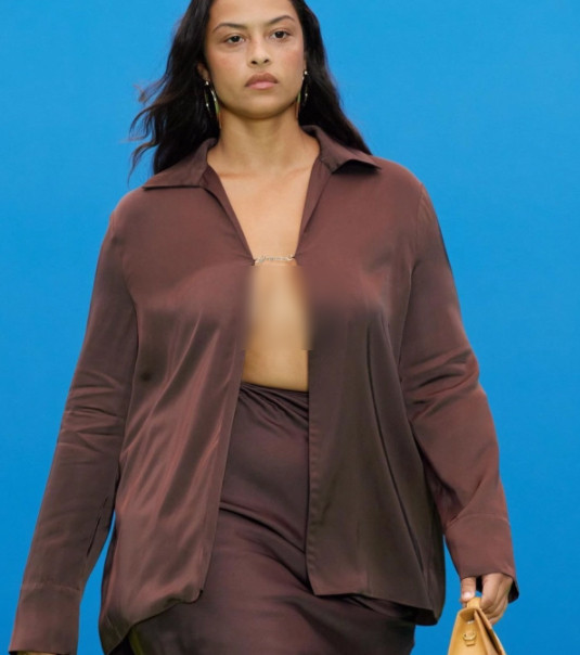 Người mẫu Devyn Garcia, 19 tuổi với chiếc áo tưởng kín đáo, nhưng vẫn hé lộ những thứ cần hở.