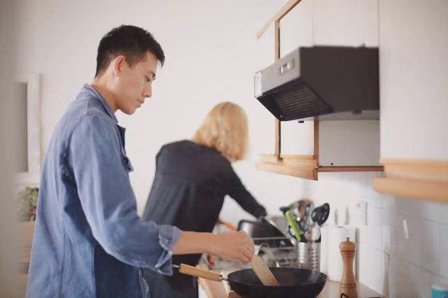 Khi đun dầu ăn ở nhiệt độ cao, thành phần chính của dầu thực vật và động vật là các axit béo no và không no sẽ được phân hủy, tạo ra hợp chất aldehyde. Hợp chất này dễ bay hơi, khiến người đứng bếp nhanh chóng hít vào.