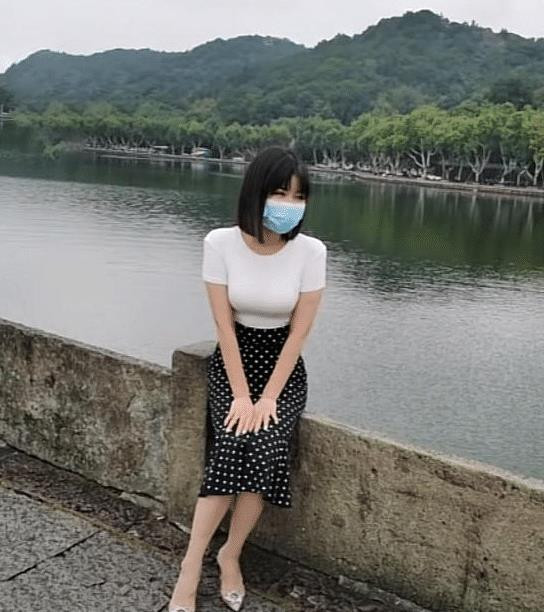 Rất đông người hâm mộ đã đề nghị cô bỏ khẩu trang.