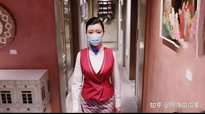 Cô gái họ Trịnh cũng đăng video hé lộ công việc của mình là tiếp viên hàng không.