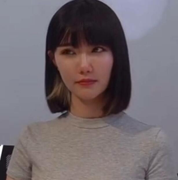 Các nét trên khuôn mặt cô gái đều thanh tú.