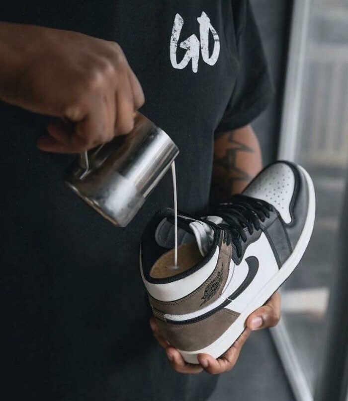 Có ai chưa uống đã bị ấn tượng rằng chiếc giày này luôn đi kèm với những đôi tất bốc mùi?