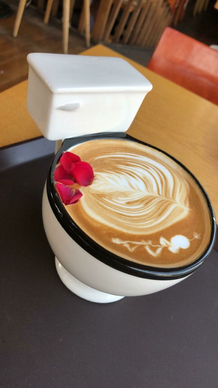 Tách cà phê trong bồn cầu, cho những người thích những món đồ kinh dị.