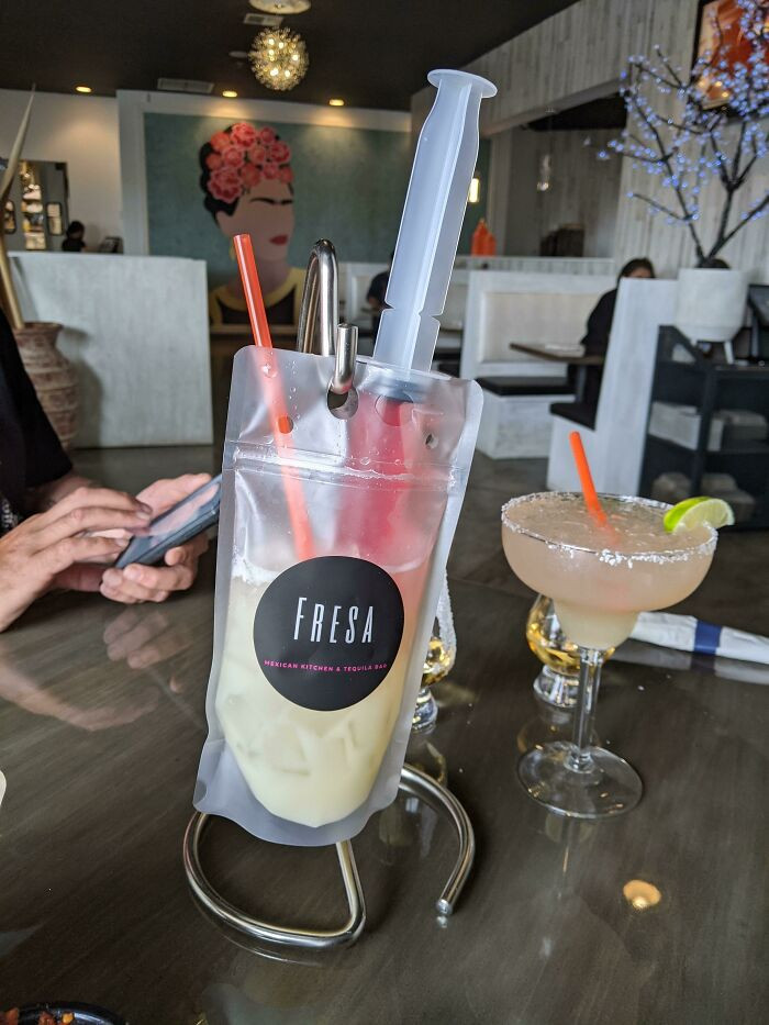 Đồ uống trong túi truyền kèm với rượu trong xi lanh cho những ai thích có thêm vị cồn.