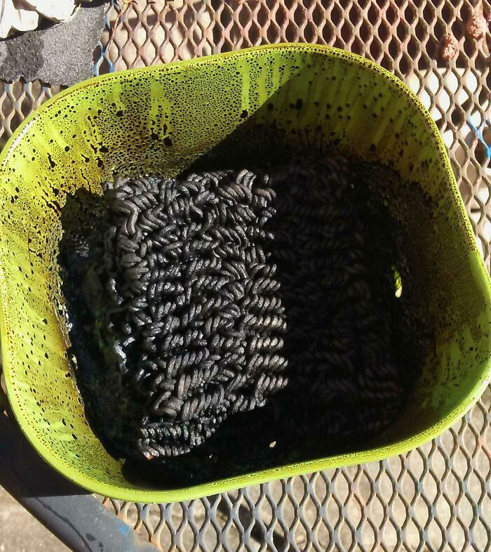 Mỳ tôm bóng tối.