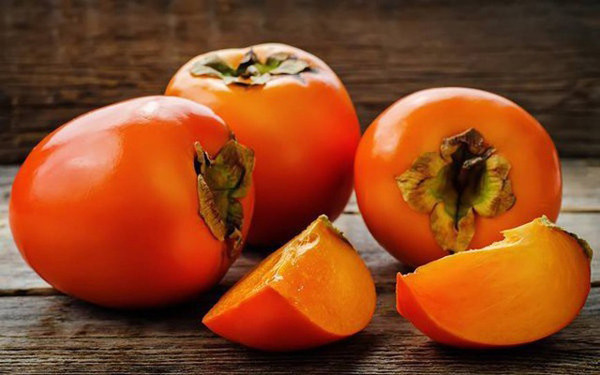 Tránh ăn hồng khi bị tiểu đường, tiêu hóa kém: Quả hồng chứa lượng carbohydrate rất cao, chiếm tới 10,8%. Trong số đó, hầu hết là disaccharides và monosacarit đơn giản nên rất dễ hấp thụ. Điều này có thể khiến đường huyết tăng lên, người bệnh khó kiểm soát. Ảnh minh họa.