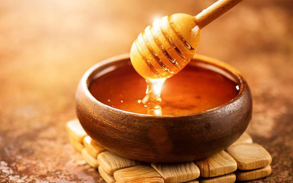 Nhìn màu sắc: Thành phần mật ong rất phức tạp, chứa đa dạng protein, enzym sinh học, khoáng chất, vitamin và phấn hoa nên có màu mờ đục. Trường hợp mua phải mật ong giả pha đường, thành phần của chúng không thể phức tạp như loại tự nhiên, thường trong và có màu sáng hơn. Ảnh: IT.