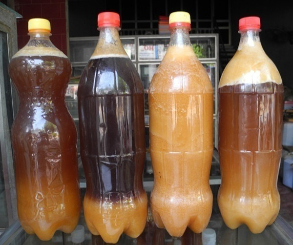 Thực tế, để có được những giọt mật ong nguyên chất, loài ong cần rất nhiều thời gian để sản xuất. Nhiều cơ sở sản xuất vì lợi nhuận, đảm bảo lượng hàng cung ứng sẵn sàng làm mật ong giả.