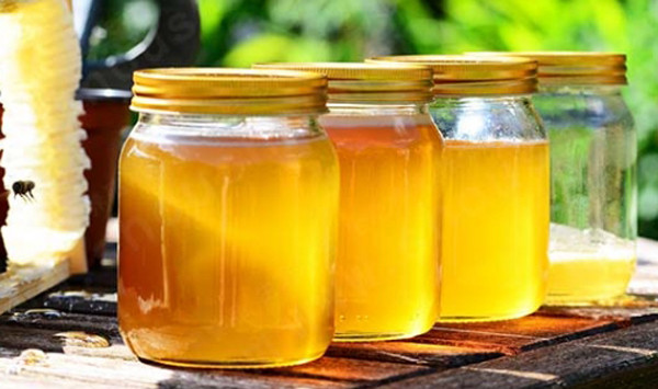 Để làm nên những chai mật ong giả, nguyên liệu cần có gồm đường, nước, chất làm đặc, axit xitric, một ít mật ong thật và hương liệu. Mật ong nhân tạo kiểu này được làm rất tinh vi, nếu nếm thử gần như không cảm nhận sự khác biệt.