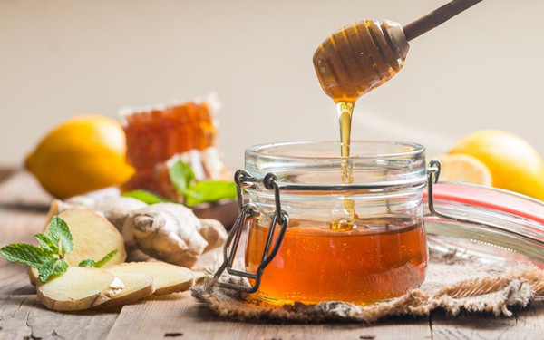 Ngửi mùi: Mật ong được làm từ mật hoa nên rất tinh khiết, mùi thơm tự nhiên của hoa cỏ. Trong khi đó, mật ong giả sẽ có mùi chua hoặc mùi đường ngọt đặc trưng.