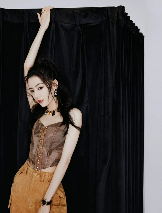 Nữ diễn viên nhanh chóng biến nó thành trend hot, một lựa chọn vừa gợi cảm, nóng bỏng, cá tính và có muôn vàn cách kết hợp khác nhau cho 4 mùa.