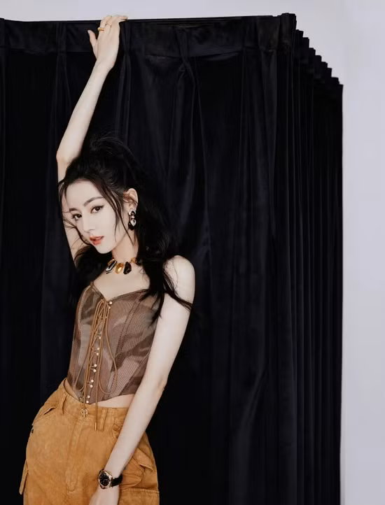 Nữ diễn viên nhanh chóng biến nó thành trend hot, một lựa chọn vừa gợi cảm, nóng bỏng, cá tính và có muôn vàn cách kết hợp khác nhau cho 4 mùa.