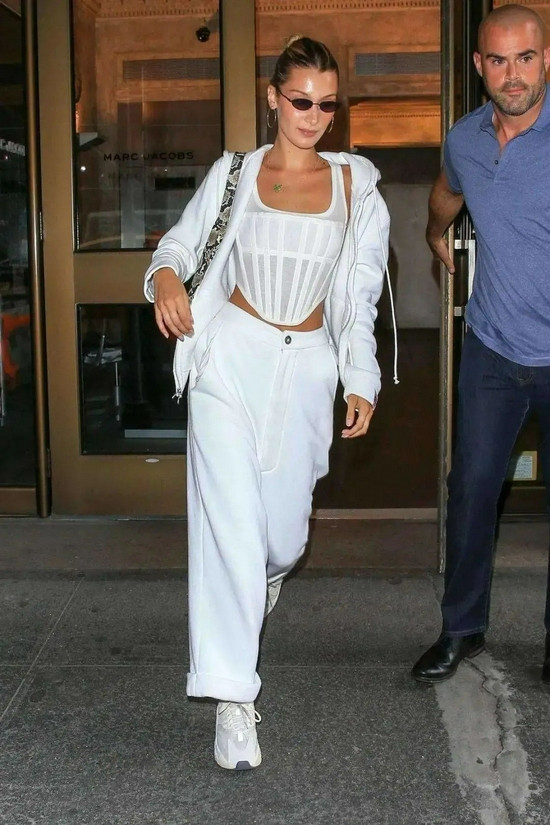 Kết hợp với áo khoác thể thao cũng rất tuyệt.