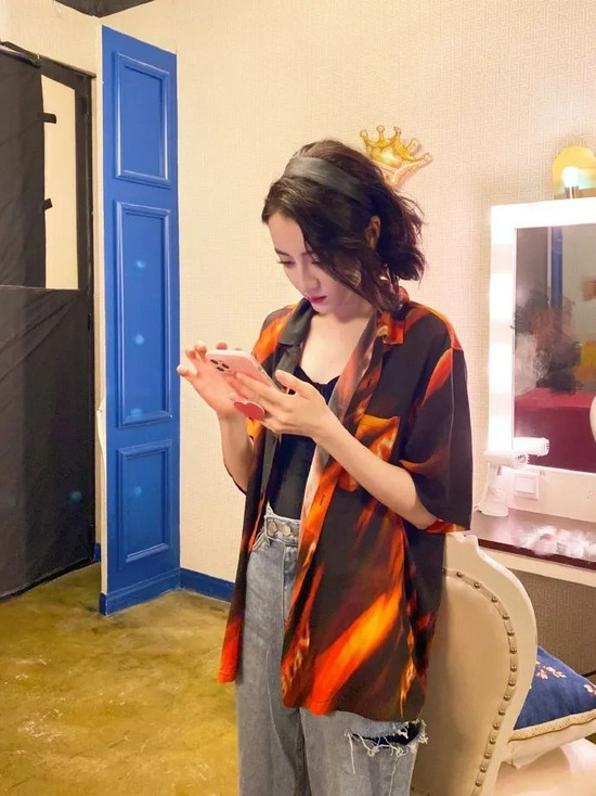 Kết hợp với áo khoác sơ mi cho những ngày trời se mát, hay áo khoác dầy khi trời lạnh đều rất tuyệt, ấm áp mà vẫn gợi cảm.