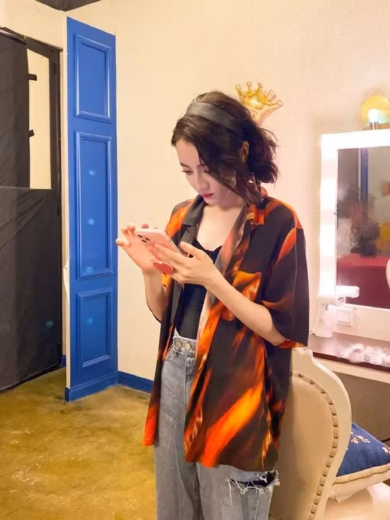 Kết hợp với áo khoác sơ mi cho những ngày trời se mát, hay áo khoác dầy khi trời lạnh đều rất tuyệt, ấm áp mà vẫn gợi cảm.