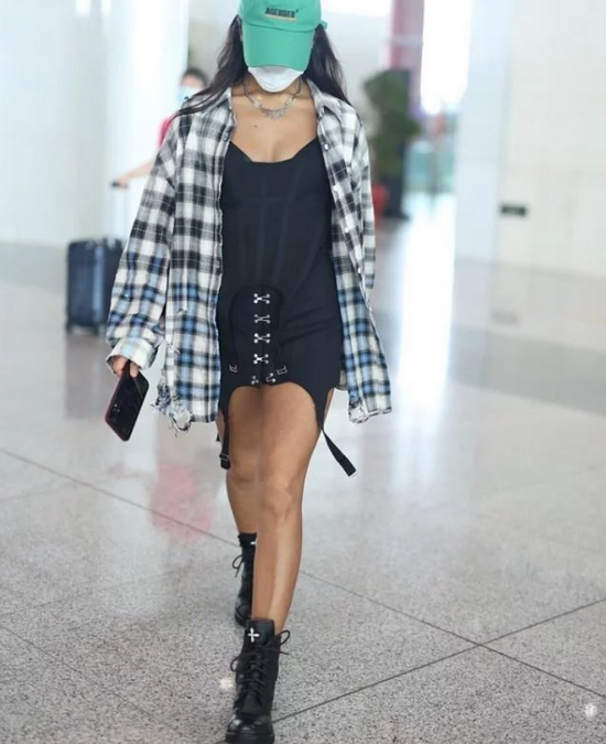 Jike Junyi quá nóng bỏng và ấn tượng nhờ chiếc sơ mi khoác thêm ngoài. Hãy mua một chiếc áo corset dáng vintage và thể hiện hết khả năng sáng tạo, mix match tuyệt vời của bạn!