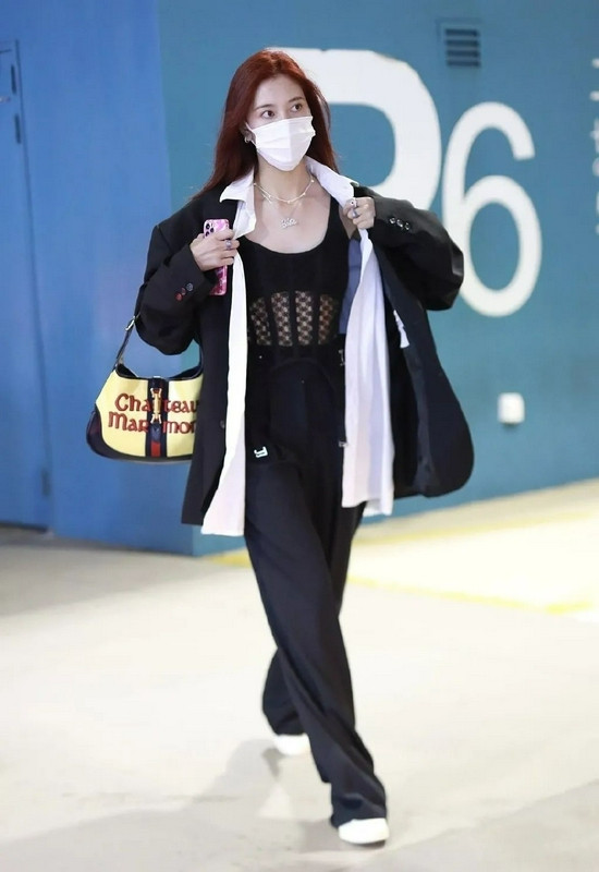 Tống Nghiên Phi, con cưng của các nhà mốt xa xỉ cũng không thể bỏ qua chiếc áo này.