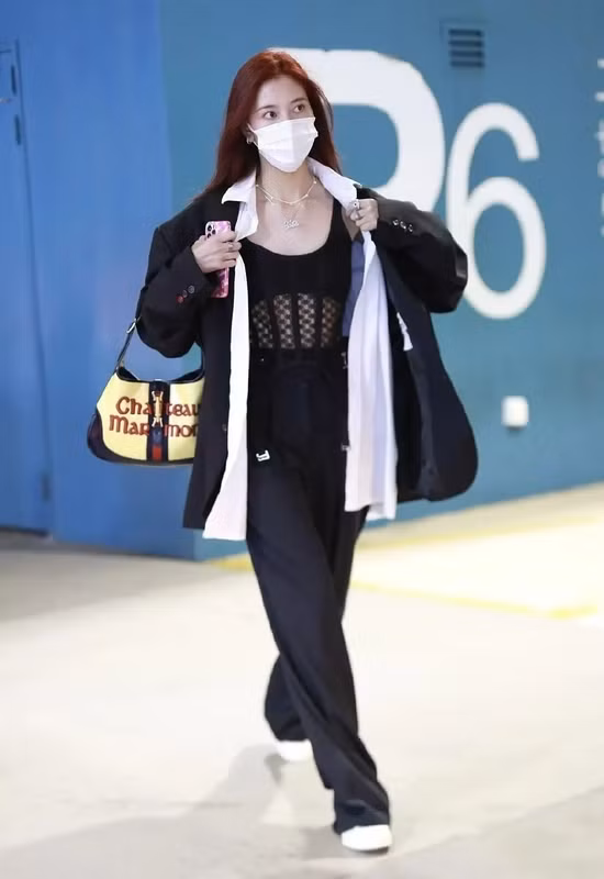 Tống Nghiên Phi, con cưng của các nhà mốt xa xỉ cũng không thể bỏ qua chiếc áo này.