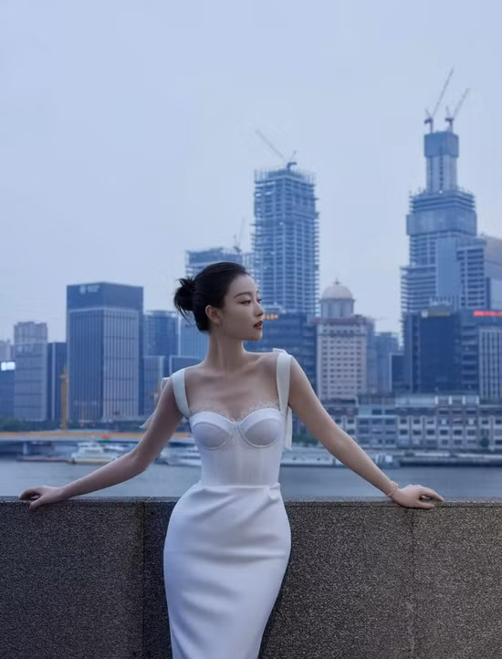 Nghê Ni khoe vẻ đẹp đầy nữ tính với phần thân váy dáng corset