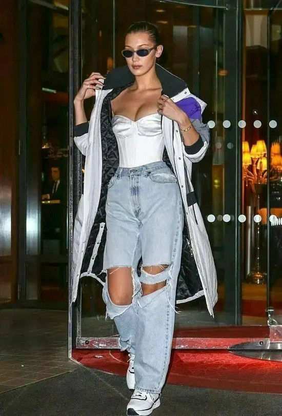 Khả năng mix match tuyệt vời của Bella khi kết hợp áo corset satin với áo khoác mùa đông.