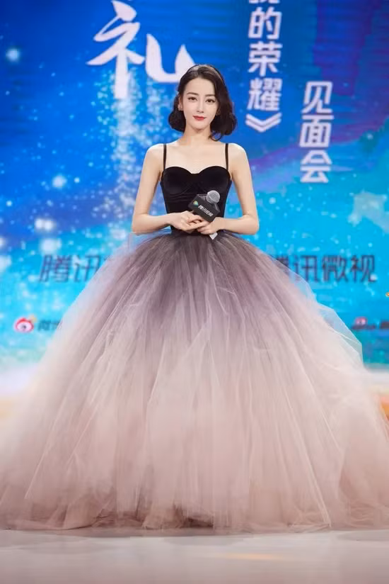 Dáng vẻ cổ điển của chiếc corset khiến người đẹp quý phái khi kết hợp chân váy bồng.