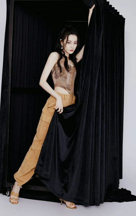 Chiếc áo corset kiểu vintage vốn là trang phục mặc trong nay đã được rất nhiều sao nữ, trong đó có Địch Lệ Nhiệt Ba thổi tới cơn gió mới.