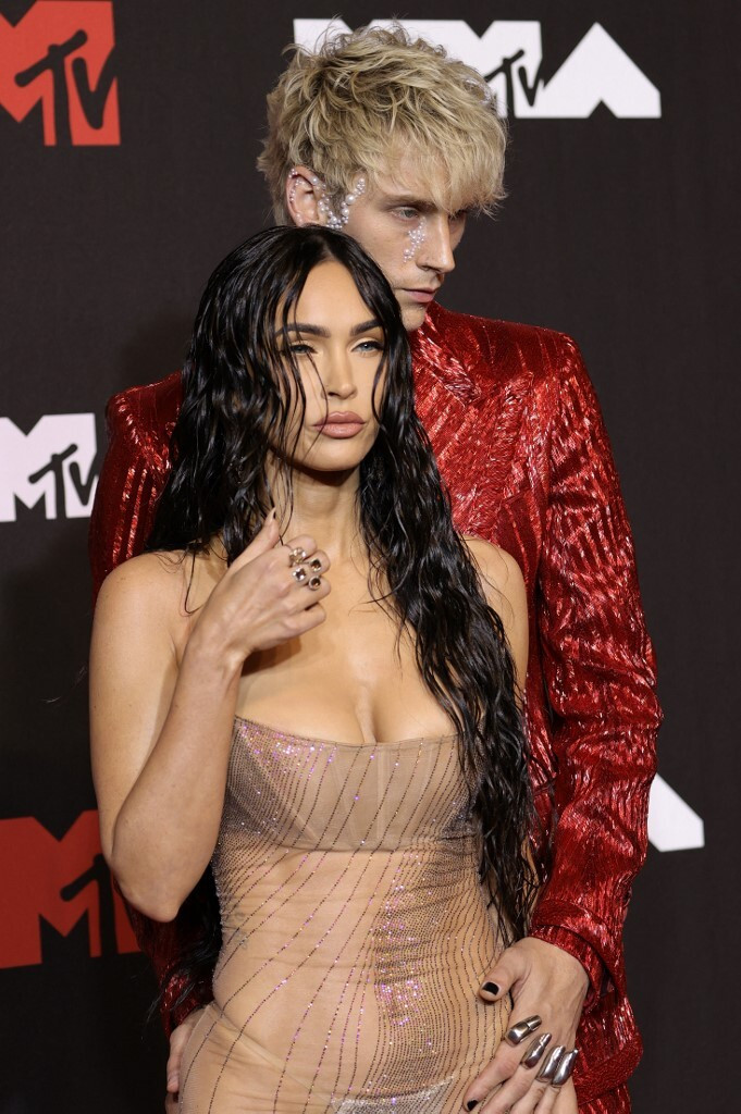 Thiết kế của Mugler khiến cô gần như kheo toàn bộ cơ thể bên trong, kể cả chiếc quần nội y dây mỏng manh.