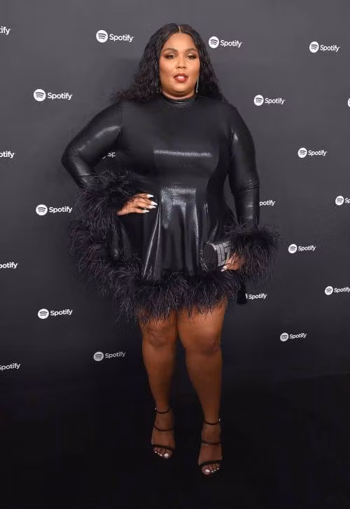 Màu đen bóng khiến cô nàng trông càng "tối" trong sự kiện.