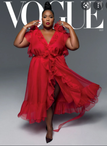 Lựa chọn những thiết kế dài và mềm mại, điểm chút eo, Lizzo hoàn toàn có thể kín đáo mà vẫn gợi cảm.