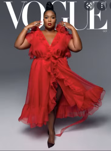 Lựa chọn những thiết kế dài và mềm mại, điểm chút eo, Lizzo hoàn toàn có thể kín đáo mà vẫn gợi cảm.