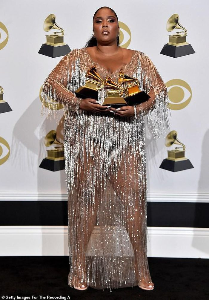 Thiết kế dạng sợi giúp Lizzo trông cao ráo hơn và vô cùng sang trọng.