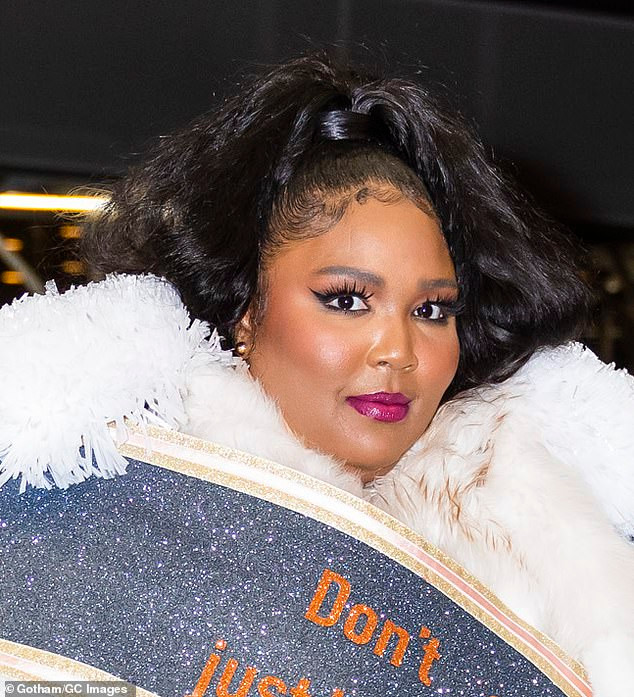 Sau khi chia tay bạn trai vì tổn thương trước những lời chê bai về ngoại hình, Lizzo đã học cách yêu cơ thể mình.