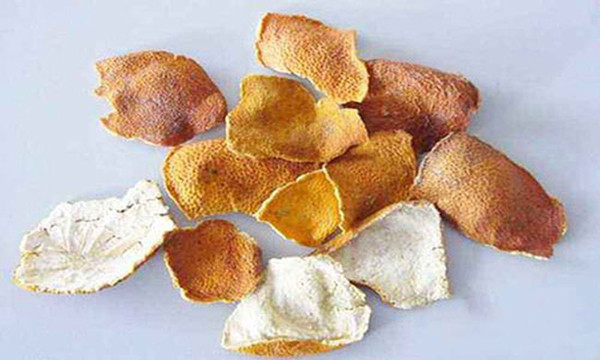 Vỏ quýt. Vỏ quýt chứa nhiều dưỡng chất, có khả năng trị bệnh. Điều đặc biệt, vỏ quýt càng để lâu càng phát huy tác dụng.