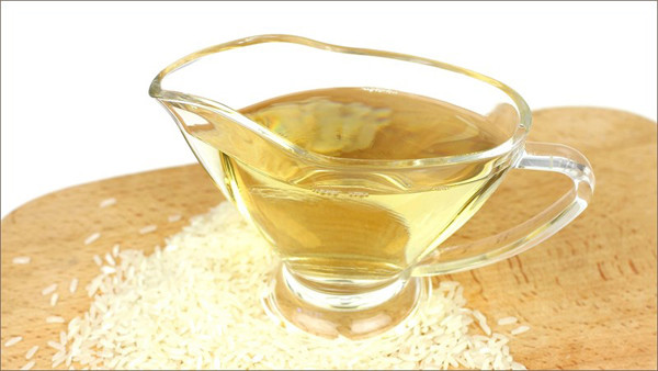 Giấm. Giấm là gia vị càng để lâu càng tốt song không phải loại giấm nào cũng phù hợp để tích trữ lâu. Cụ thể, những loại giấm đóng chai trên các kệ hàng siêu thị có quy trình sản xuất riêng, sử dụng phụ gia bảo quản nên phải tuân thủ hạn mức sử dụng trên bao bì.