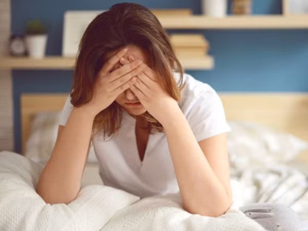 Từ khi kết thúc kinh nguyệt đến thời kỳ rụng trứng, cơ thể phụ nữ tiết estrogen mạnh. Tuy nhiên, sau thời kỳ rụng trứng, hormone progesterone giúp mang thai được tiết ra mạnh. Do đó, một số chị em rơi vào tình trạng trằn trọc, khó ngủ, uể oải cả ngày, thiếu năng lượng và tinh thần thất thường.