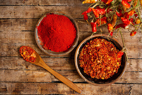 Thức ăn cay và kích thích: Ăn đồ cay và kích thích thường xuyên không chỉ hại dạ dày mà còn ảnh hưởng đến nội tiết tố của phụ nữ. Khi đi vào cơ thể, thực phẩm này sẽ gây vấn đề, không ổn định nồng độ hormone dẫn đến chứng mất ngủ.