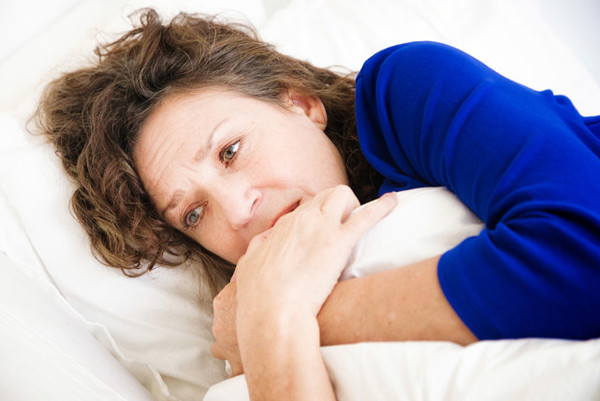 Gần đây, tâm trạng dì Li rất tệ, nhìn việc gì cũng không vừa mắt, cáu bẳn với người xung quanh. Không những vậy, dì Li còn thường xuyên mất ngủ. Tình trạng kéo dài khiến dì cảm thấy bối rối, tức ngực, đổ mồ hôi, luôn bồn chồn như thể có điều tồi tệ sắp xảy ra.