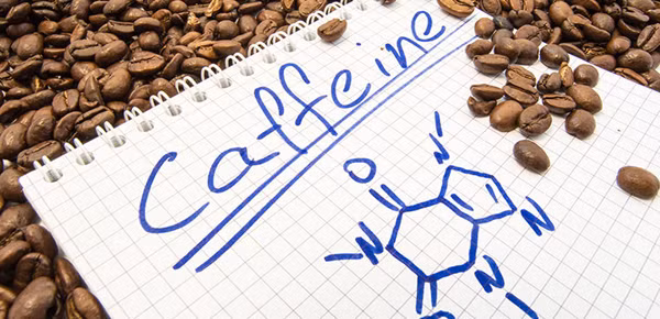 Thực phẩm chứa caffeine. Phụ nữ làm việc ở công sở căng thẳng, cần tập trung cao độ nên nhiều người chọn cà phê và các loại đồ uống chứa caffeine để tỉnh táo.