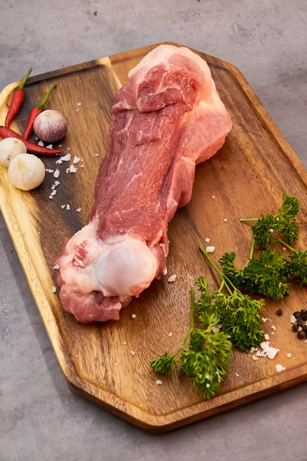 Nguyên liệu cần chuẩn bị gồm xương ống, rượu nấu ăn, muối, gừng, hành lá và hoa hồi.