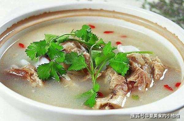 Thời tiết giao mùa mát mẻ hiện tại rất thích hợp để nấu canh xương tẩm bổ. Nguyên nhân bởi canh xương vừa giúp làm ấm hiệu quả vừa cung cấp nhiều dinh dưỡng cần thiết cho cơ thể.