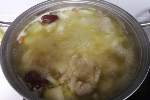 Xương ống không chứa nhiều thịt song thường được chọn làm nguyên liệu hầm canh bởi chúng có giá phải chăng, ngọt nước, thích hợp ăn tiết trời lạnh để bồi bổ và làm ấm cơ thể.