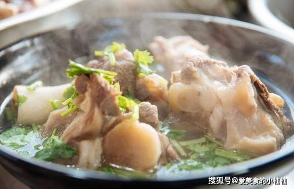 Ước tính, cứ 14gr tuỷ xương ống heo cung cấp 110 calo, 12g chất béo, 1g protein cùng các chất vi lượng như vitamin B12, riboflavin, sắt, vitamin E, photpho, thiamine, vitamin A... Nước xương ống hầm cũng rất giàu collagen có tác dụng giảm đau khớp, cải thiện sức khỏe làn da.