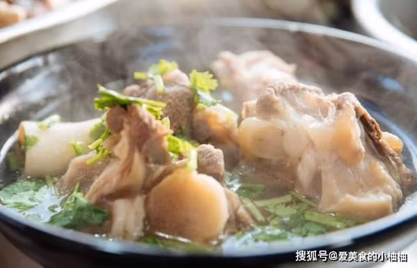 Ước tính, cứ 14gr tuỷ xương ống heo cung cấp 110 calo, 12g chất béo, 1g protein cùng các chất vi lượng như vitamin B12, riboflavin, sắt, vitamin E, photpho, thiamine, vitamin A... Nước xương ống hầm cũng rất giàu collagen có tác dụng giảm đau khớp, cải thiện sức khỏe làn da.