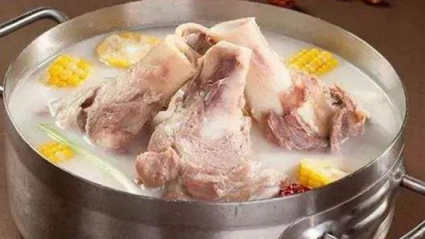 Đun nhỏ lửa trong vòng 2 giờ cho đến khi nước canh đặc, màu trắng đục. Trước khi bắc bếp, bạn nêm lượng muối vừa ăn. Chú ý, không nên nêm muối ngay từ đầu bởi nước hầm bốc hơi có thể khiến nồi canh bị mặn.