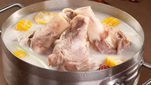 Đun nhỏ lửa trong vòng 2 giờ cho đến khi nước canh đặc, màu trắng đục. Trước khi bắc bếp, bạn nêm lượng muối vừa ăn. Chú ý, không nên nêm muối ngay từ đầu bởi nước hầm bốc hơi có thể khiến nồi canh bị mặn.