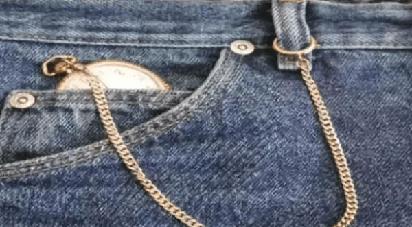 Thực tế, những người đầu tiên mặc quần jean là công nhân. Họ thường xem giờ nên chiếc túi ra đời, để đựng riêng những chiếc đồng hồ. Ngày nay, chiếc túi vừa có ý nghĩa thời trang vừa hữu ích trong việc đựng các loại tiền xu.